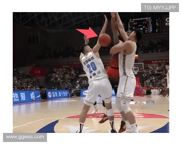 篮球比赛中，裁判如何利用视频回放判罚规则来决定关键犯规？